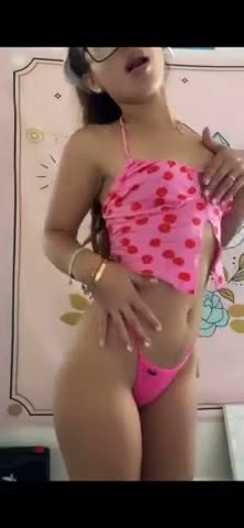 Pembe Bikini Icindeki Turk Kizi Elleriyle Karnini Ve Kalcasini Gosteriyor