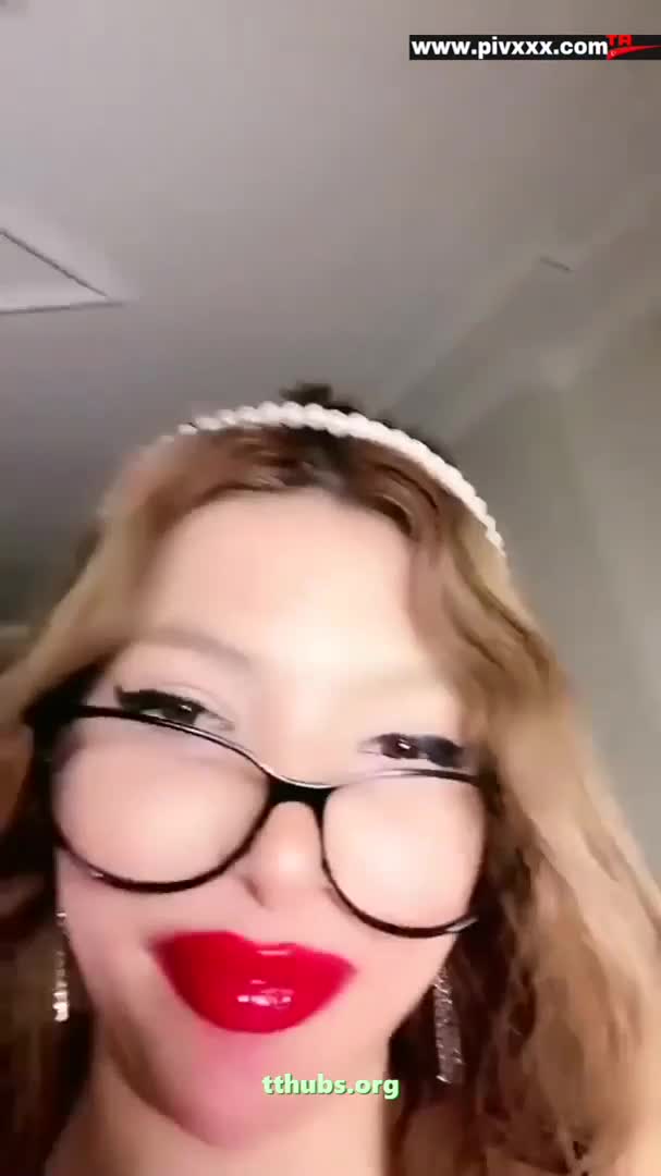 Gözlüklü Tango Soyunma Dildo Çıkarma