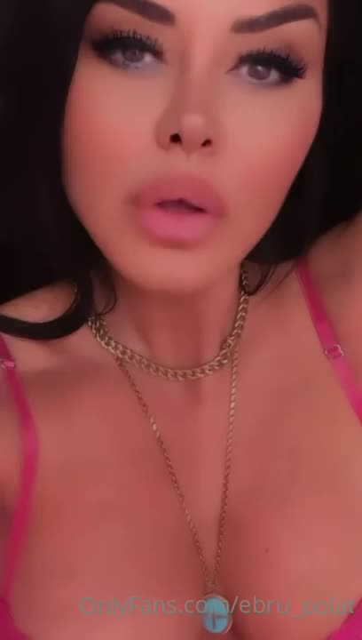 Ebru Polat Pembe Sutyen Dudak Arasi