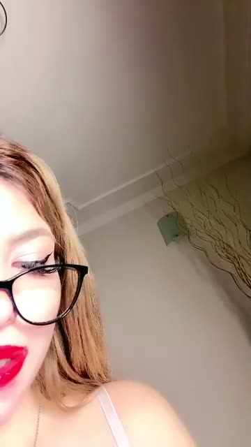 Kirmizi Rujlu HelloDespina Ifsa Gozluk