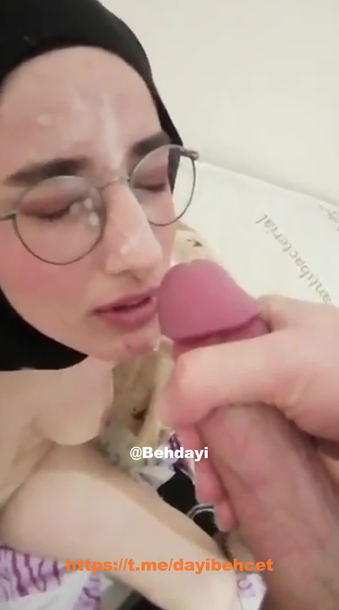 Türbanlı Sevim OnlyFans Pembe Dildo