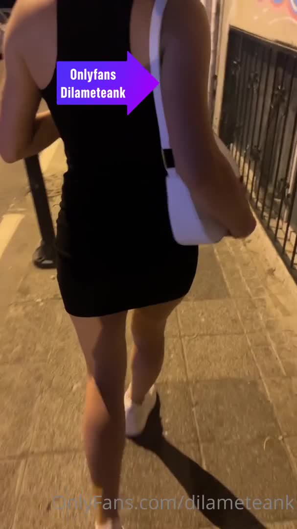 Dilamete 52 Siyah elbisesiyle arkadan yuruyor